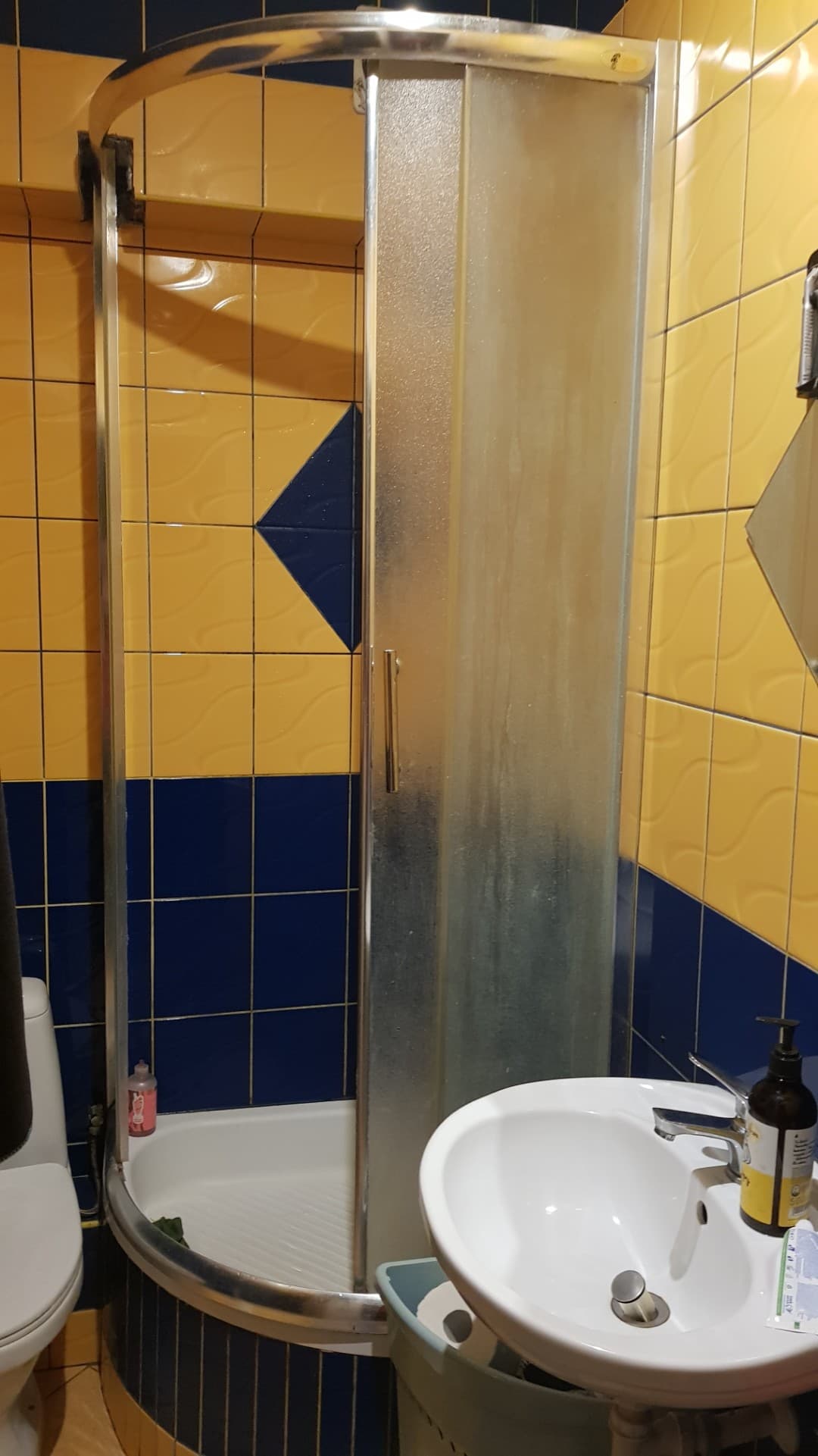Cała stara kabina prysznicowa Widok na całą starą kabinę prysznicową przed wymianą