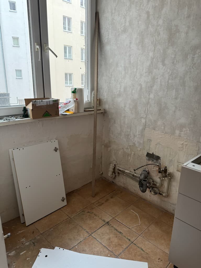 Pomieszczenie przed pracami Widok pomieszczenia kuchennego przed montażem rur wodnych