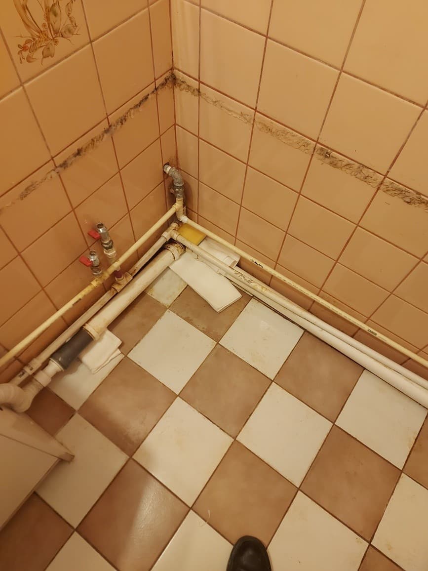 Cała instalacja przed remontem Widok całej instalacji hydraulicznej w łazience przed rozpoczęciem prac naprawczych
