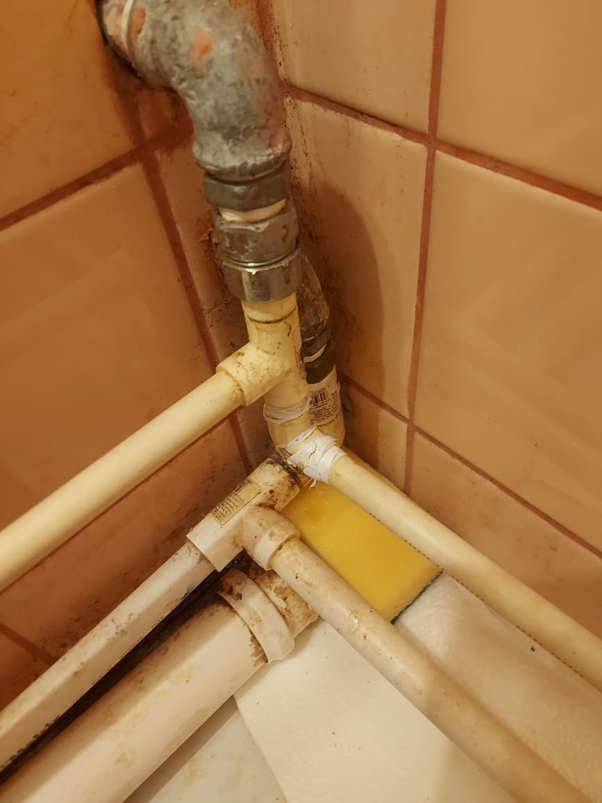Uszkodzone rury z bliska Zbliżenie na uszkodzony fragment instalacji hydraulicznej