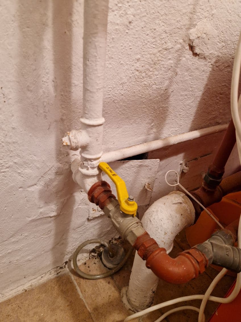 Stara instalacja gazowa Stara instalacja gazowa przed wymianą w piwnicy budynku