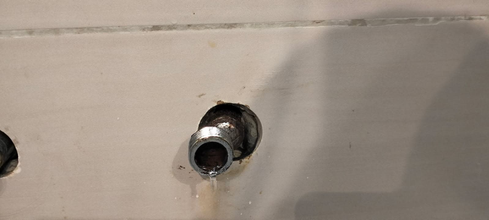Naprawiona instalacja wodna Nowo zamontowana przedłużka i zawór kulowy po naprawie.