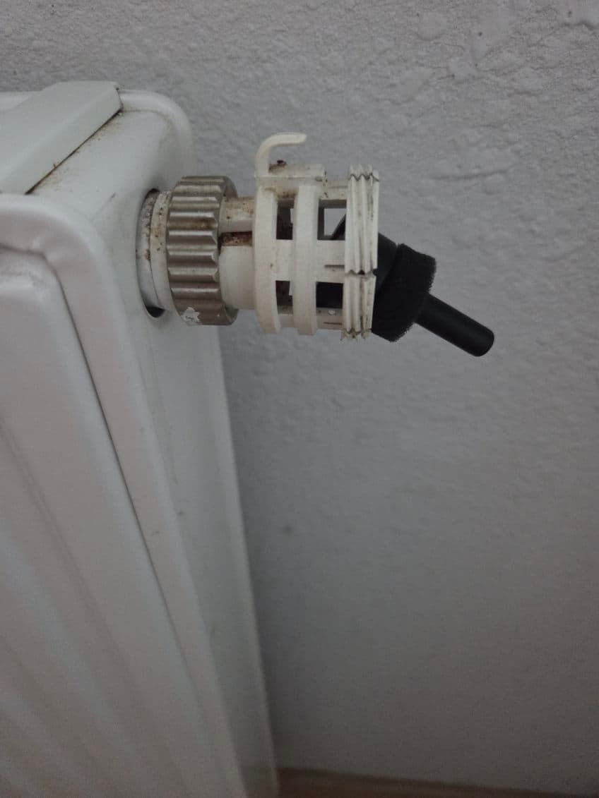 Uszkodzony zawór termostatu Uszkodzony zawór termostatyczny na grzejniku