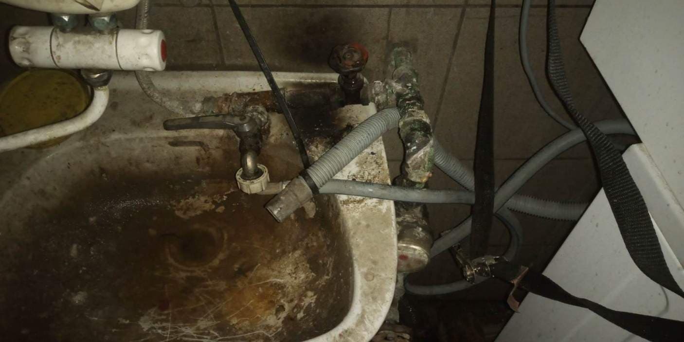Umywalka i instalacja hydrauliczna Widok umywalki w garażu z niezbędnym wyposażeniem hydraulicznym