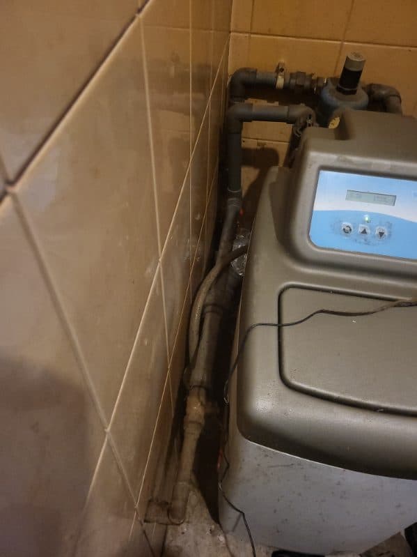 Instalacja wodna i urządzenie do zmiękczania Widok ogólny instalacji wodnej z urządzeniem do zmiękczania wody