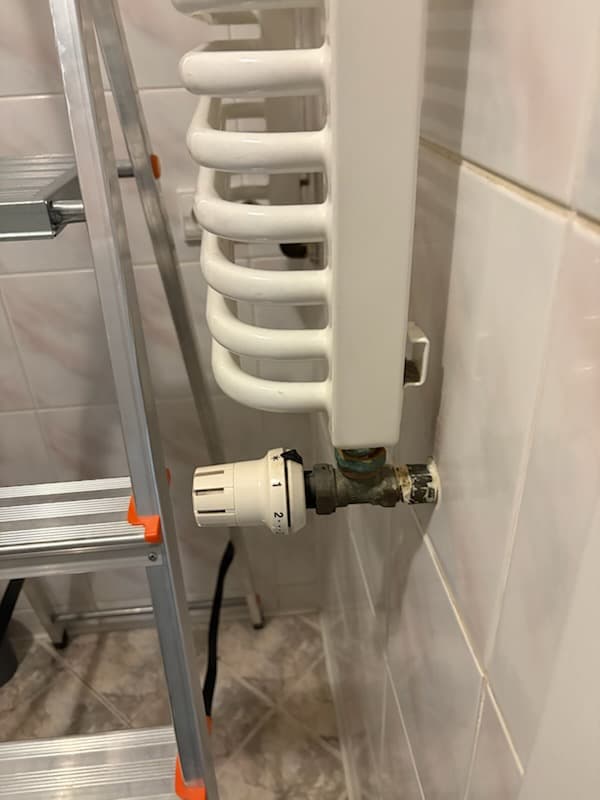 Kaloryfer z termostatem Kaloryfer łazienkowy z widocznym termostatem