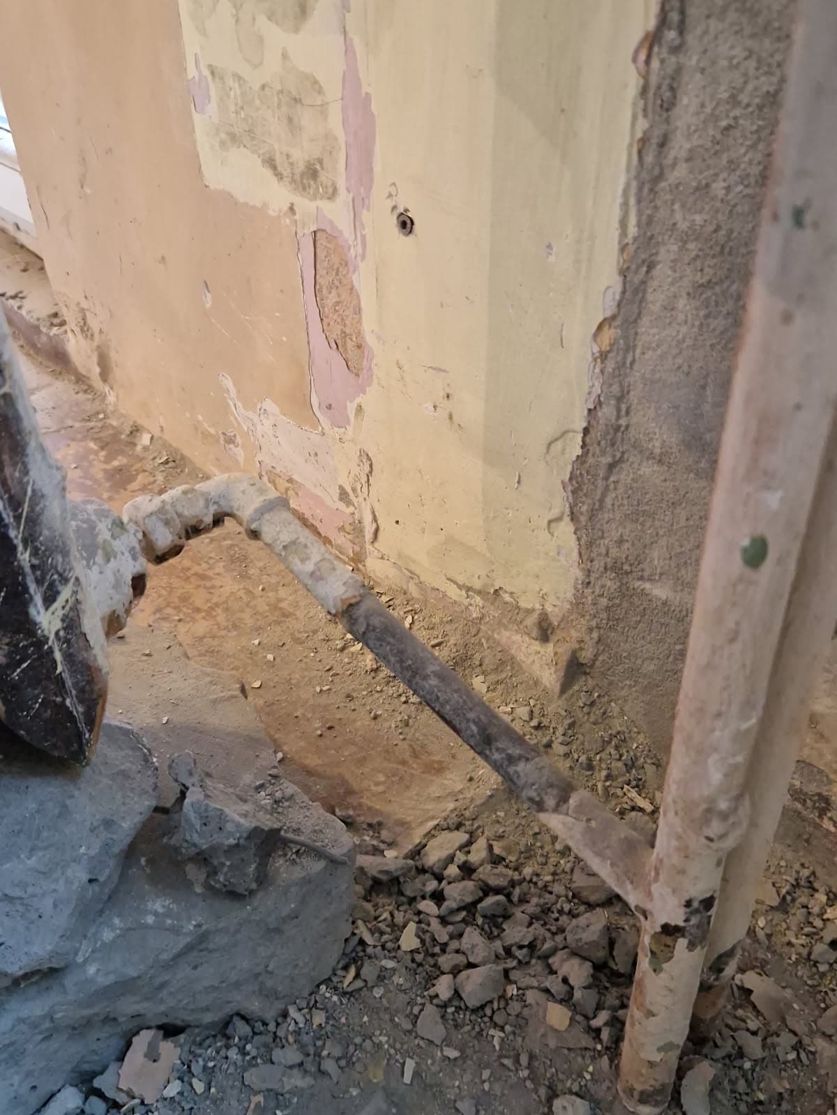 Stara instalacja przed zmianami Fragment instalacji grzewczej ze starym grzejnikiem przed modyfikacjami