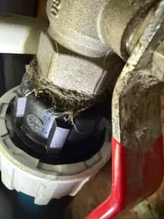 Uszkodzona uszczelka kulsowa Zbliżenie na uszkodzoną uszczelkę kulsową przy głównym zaworze wody