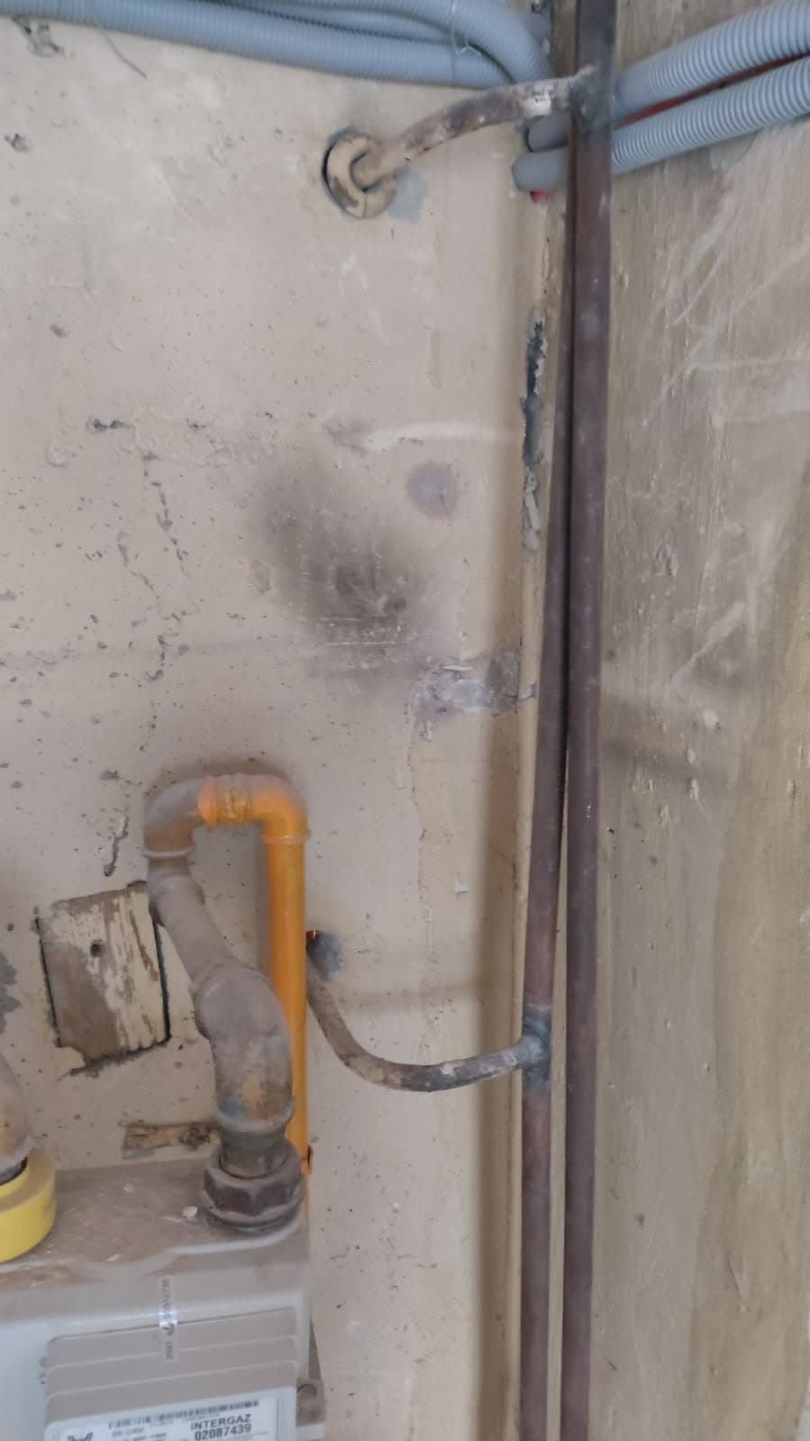Przyłącza hydrauliczne w kuchni Przyłącza hydrauliczne przy pionie w kuchni przed przeróbką