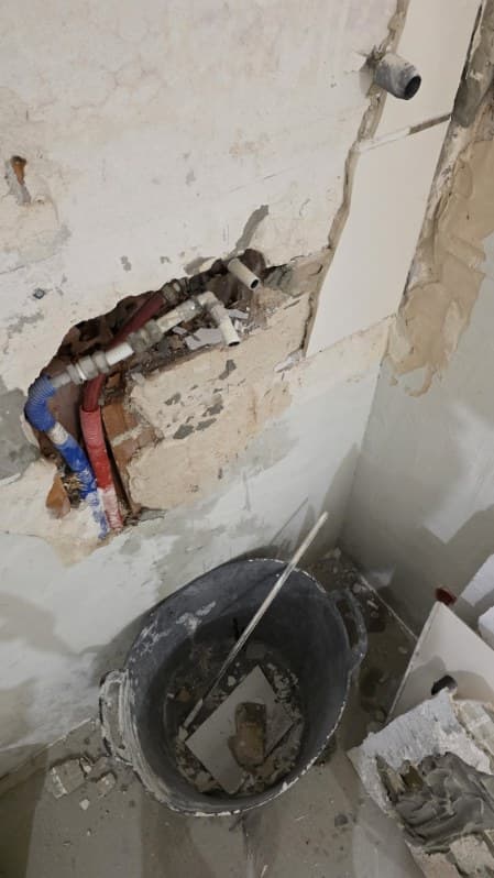 Miejsce przecieku Widok ogólny miejsca przecieku w ścianie.