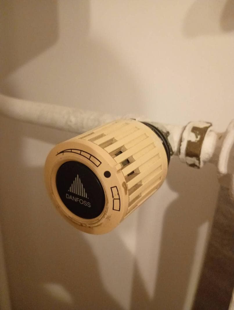 Stary zawór termostatyczny Danfoss Zbliżenie na stary zawór termostatyczny Danfoss
