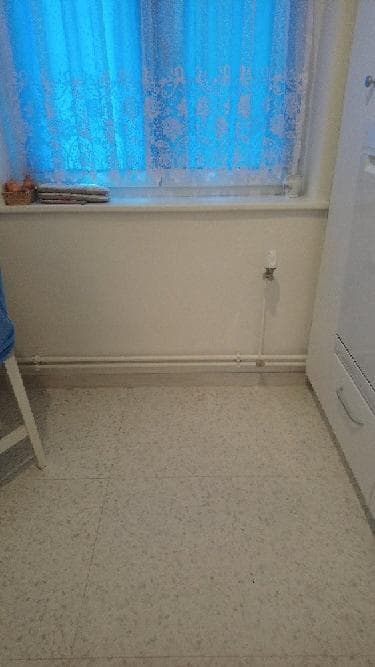 Miejsce po starym grzejniku Puste miejsce po demontażu starego grzejnika przy oknie