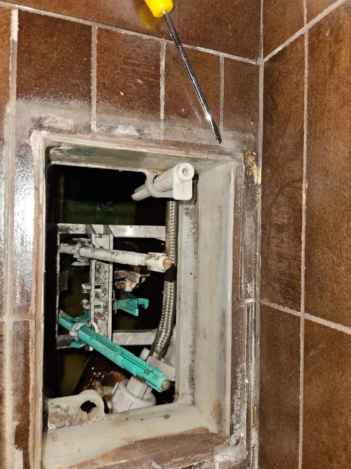 Wnętrze spłuczki Geberit Widok wnętrza zabudowanej spłuczki z widocznymi elementami instalacji.