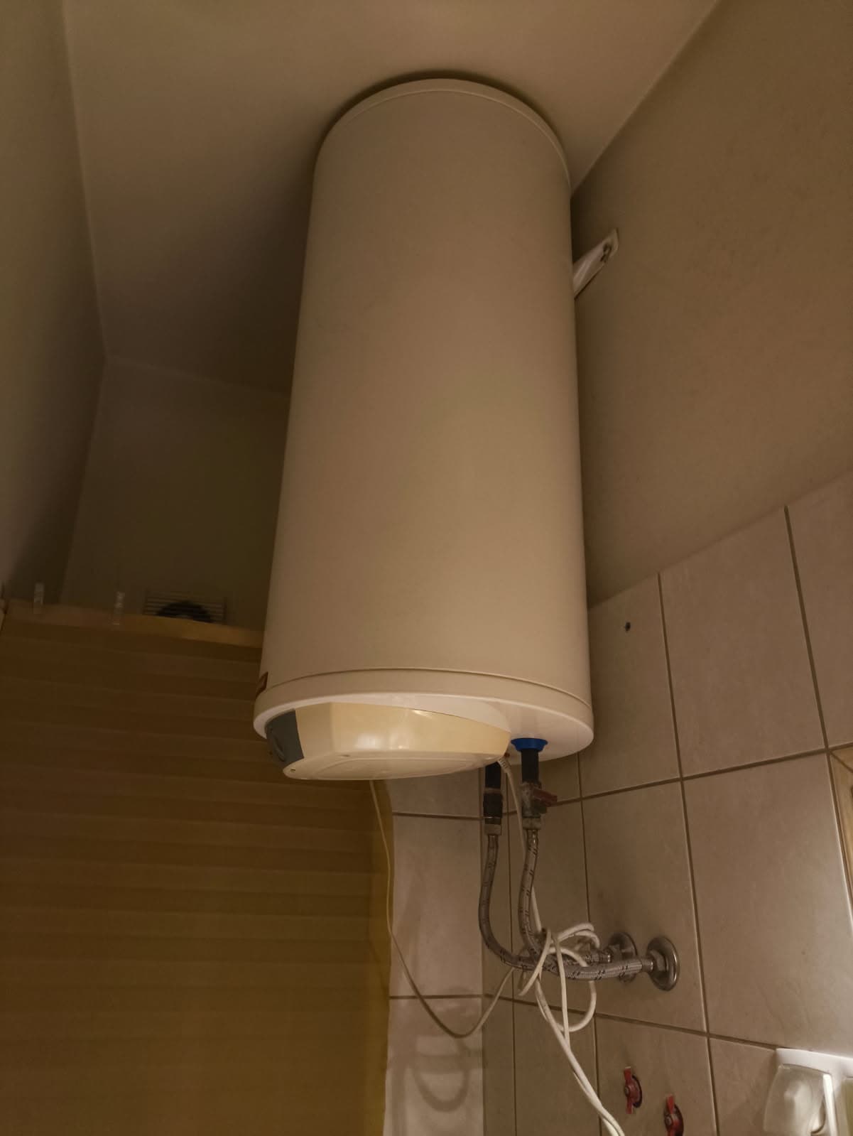 Nowo zamontowany bojler nad wanną Bojler zamontowany nad wanną w łazience mieszkania we Wrocławiu