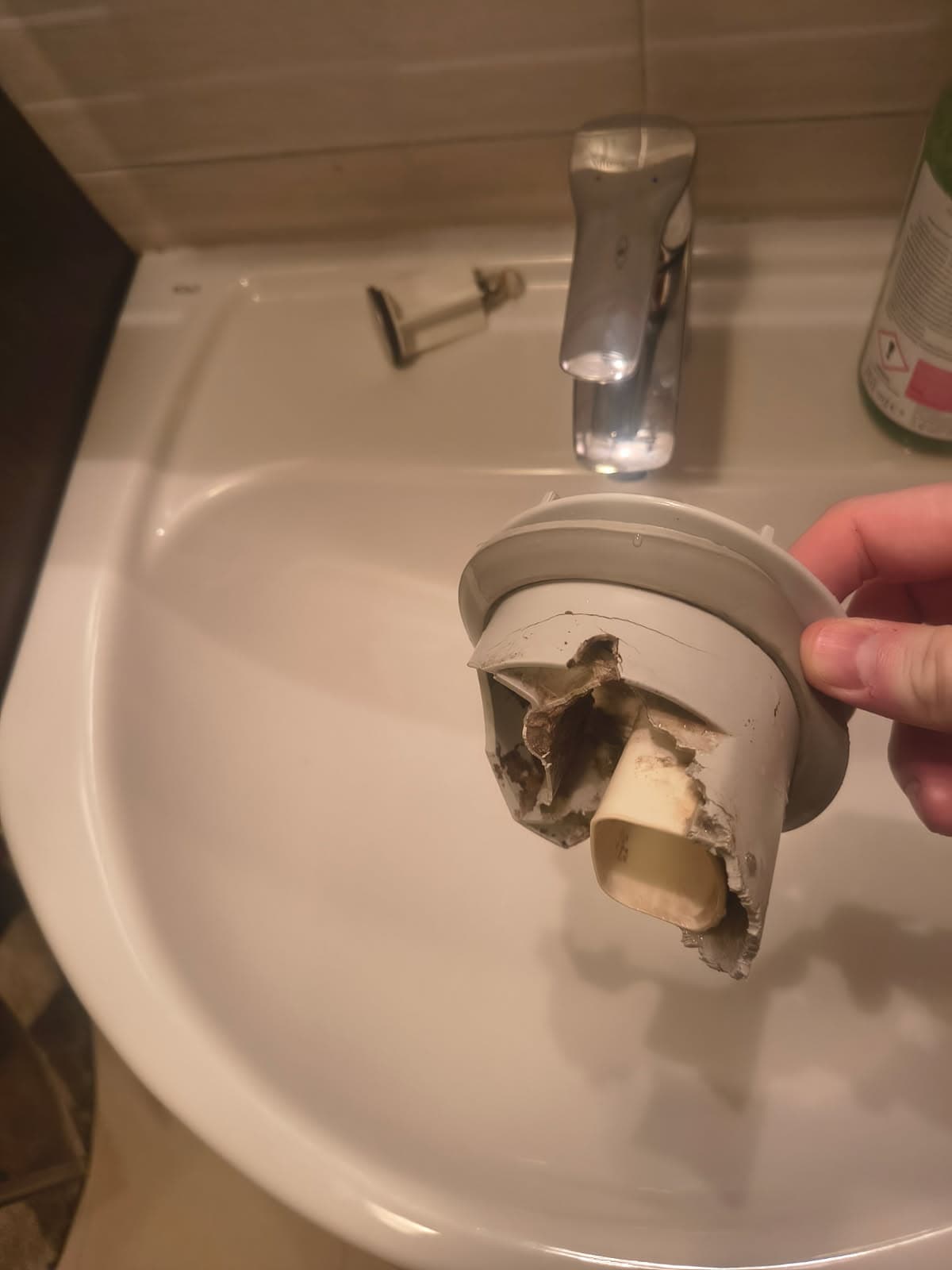 Połamany element odpływu Połamany plastikowy element odpływu z bliska