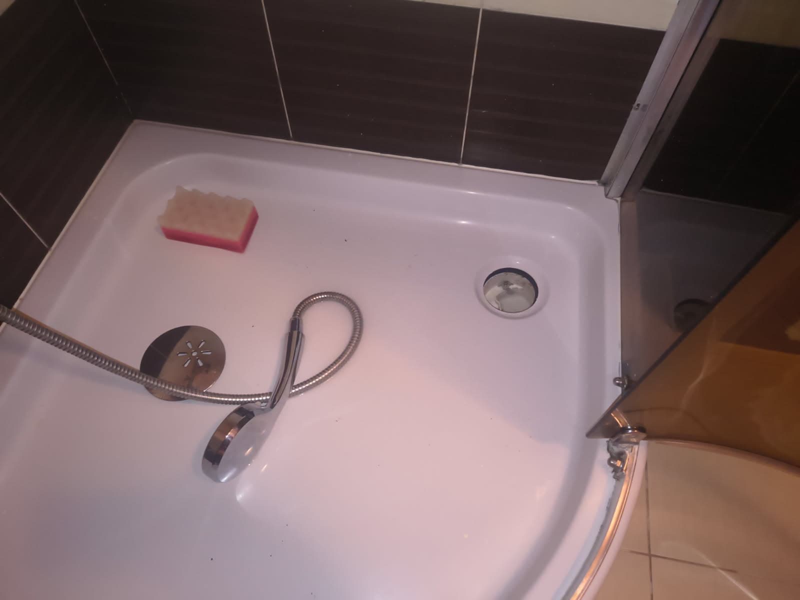 Naprawa uszkodzonego odpływu w kabinie prysznicowej – realizacja