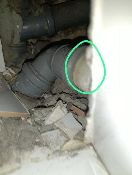 Instalacja odpływowa za wanną Zabudowana instalacja odpływowa z widocznymi kolankami