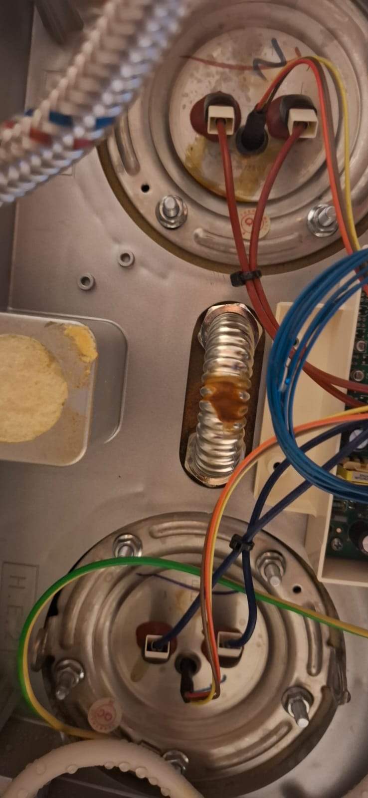 Podzespoły elektryczne wewnątrz bojlera Podzespoły elektryczne bojlera Ariston z widoczną wilgocią i elementami przewodzącymi