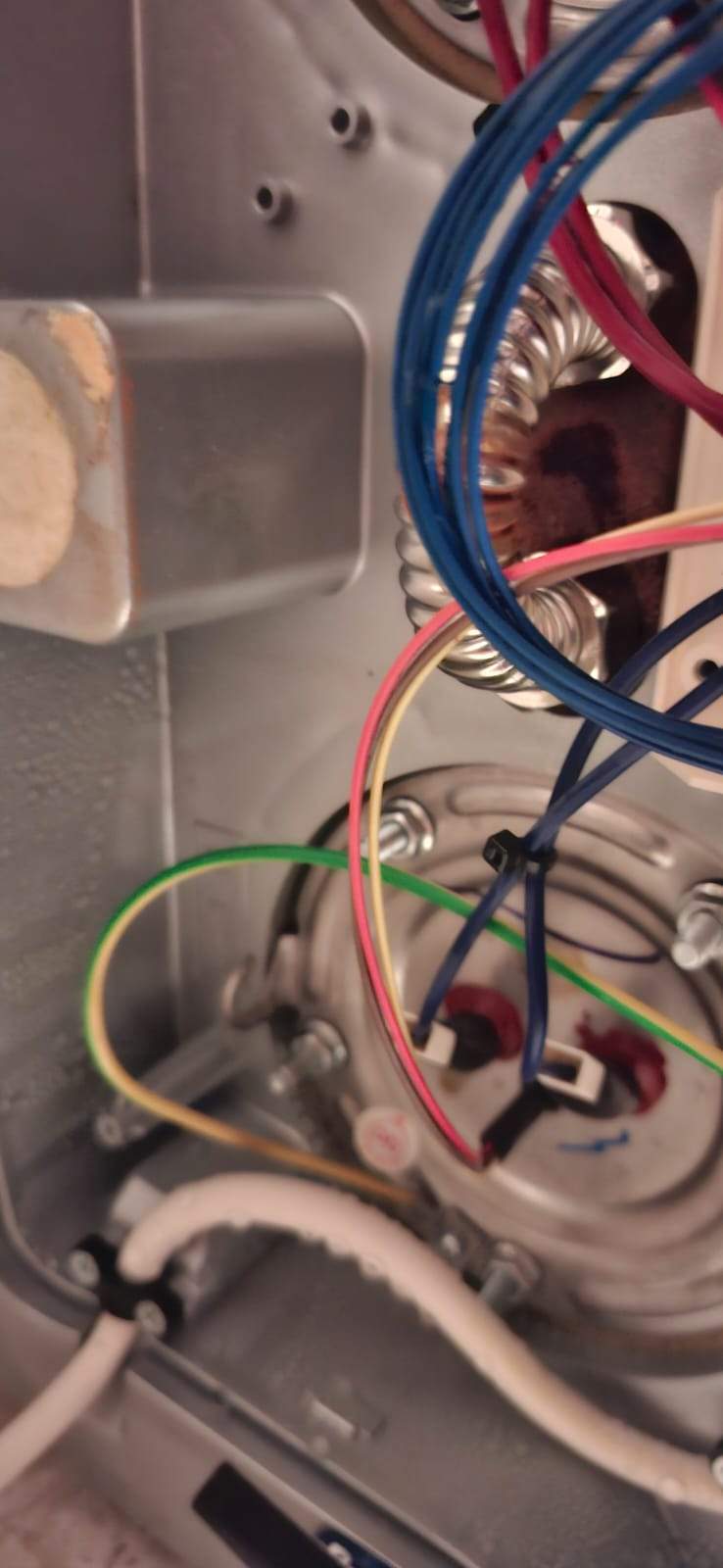 Przewody elektryczne w stanie rozszczelnienia Przewody elektryczne wewnątrz bojlera Ariston przed wymianą