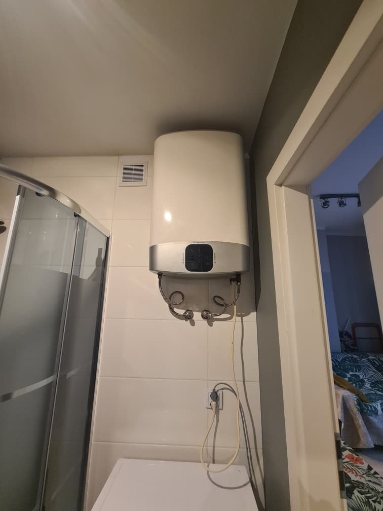 Bojler Ariston przed naprawą Bojler Ariston zamontowany nad pralką w łazience przed naprawą