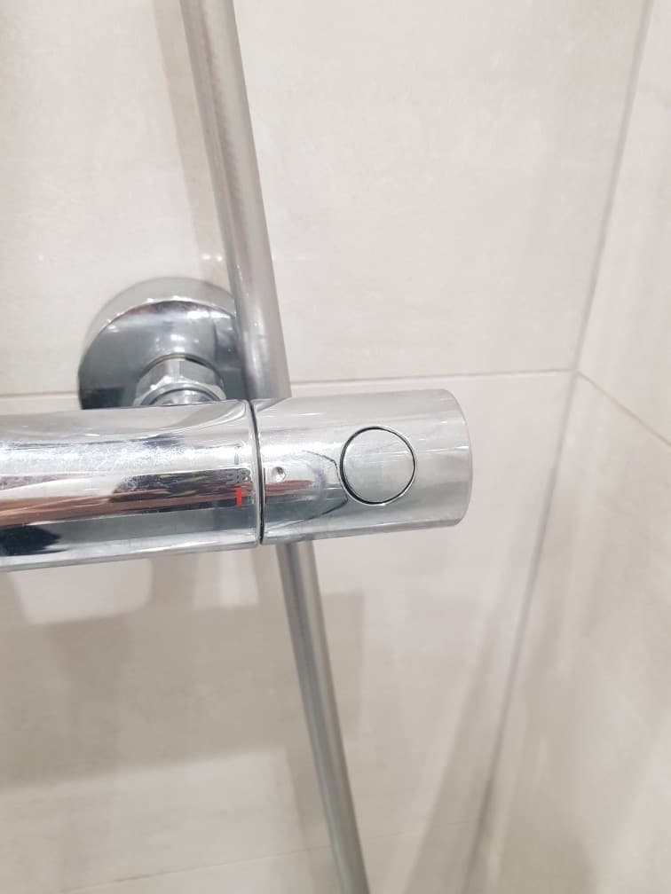 Detal baterii GROHE przed wymianą Zbliżenie na prawą stronę baterii prysznicowej GROHE pokazujące szczegóły konstrukcji