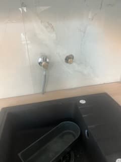 Nowe zawory pod umywalką Widok na instalację wodną pod umywalką z nowymi zaworami