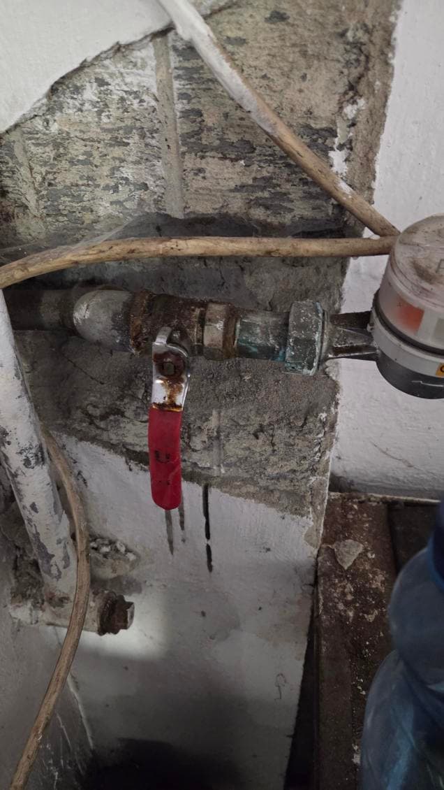 Stary zawór i przeciek Fragment instalacji hydraulicznej ze starym zaworem i przeciekającym miejscem przy ścianie.