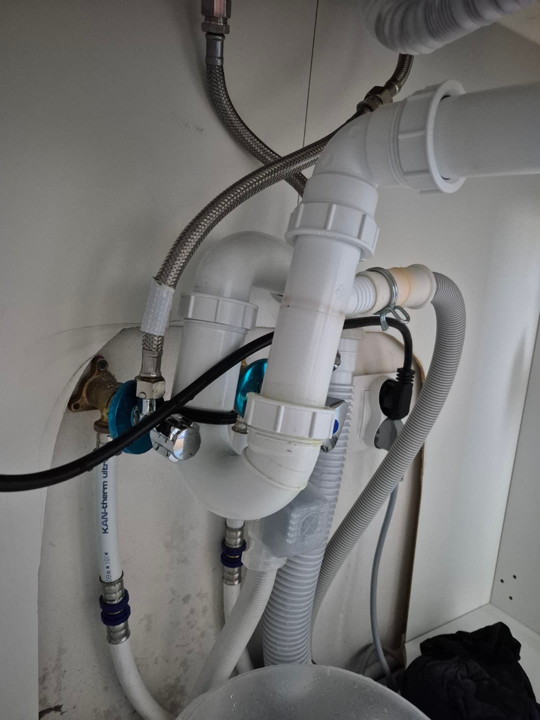 Instalacja hydrauliczna Instalacja hydrauliczna pod zlewem kuchennym z różnymi elementami