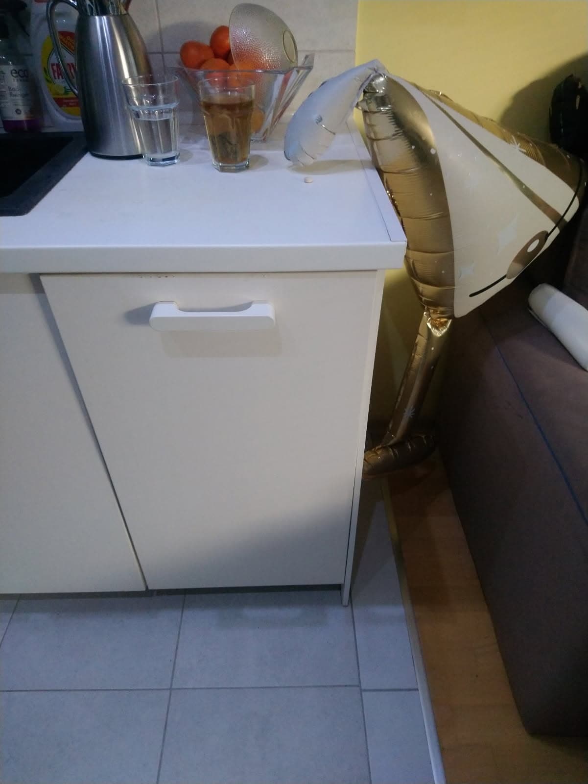Kuchnia przed przeróbkami Zabudowa kuchenna wymagająca przeróbek do montażu większej zmywarki