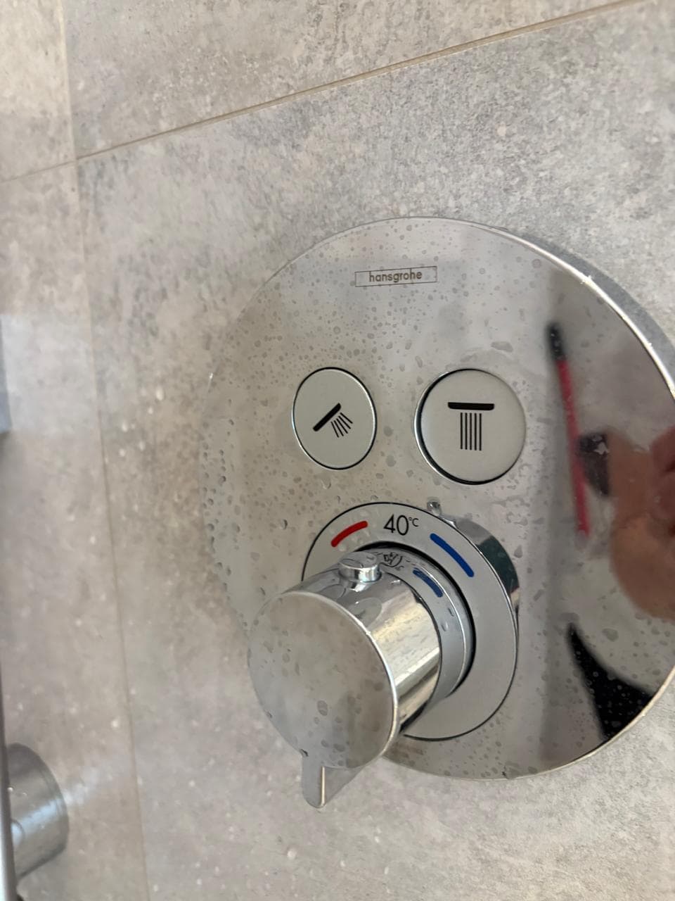 Panel sterujący Hansgrohe Panel sterujący baterią prysznicową Hansgrohe z widocznym przyciskiem przełącznika