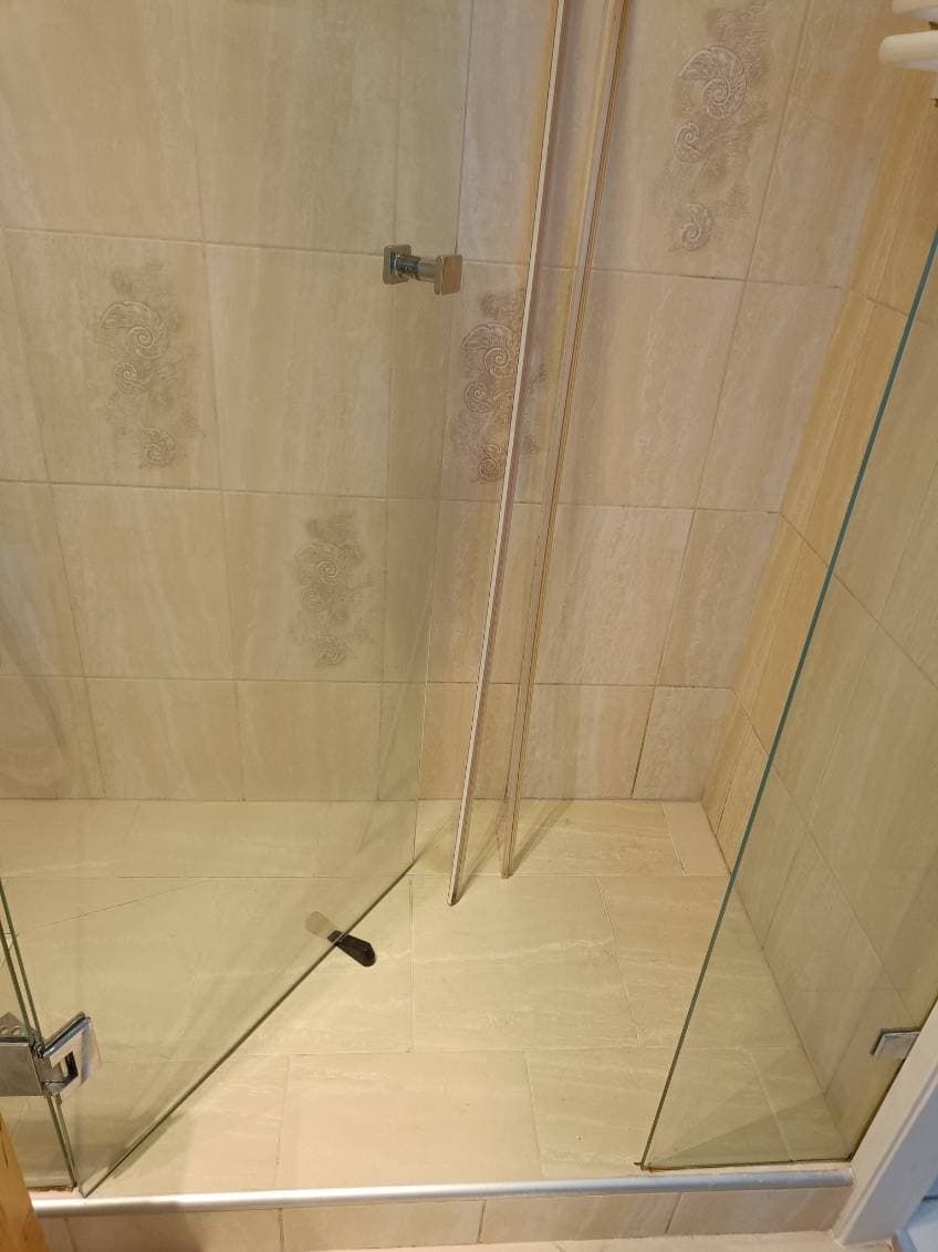 Drzwi po regulacji zawiasów Drzwi szklane kabiny prysznicowej po regulacji zawiasów