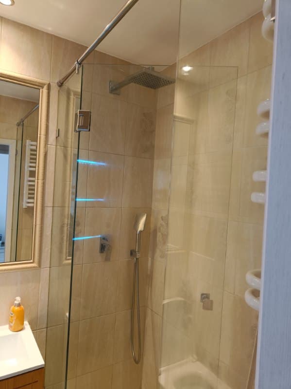 Kabina prysznicowa przed serwisem Kabina prysznicowa ze szkła hartowanego wymagająca serwisu