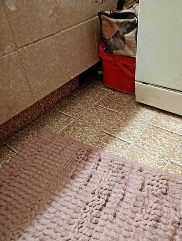 Łazienka po naprawie Podłoga łazienki po wymianie syfonu i uszczelnieniu odpływu