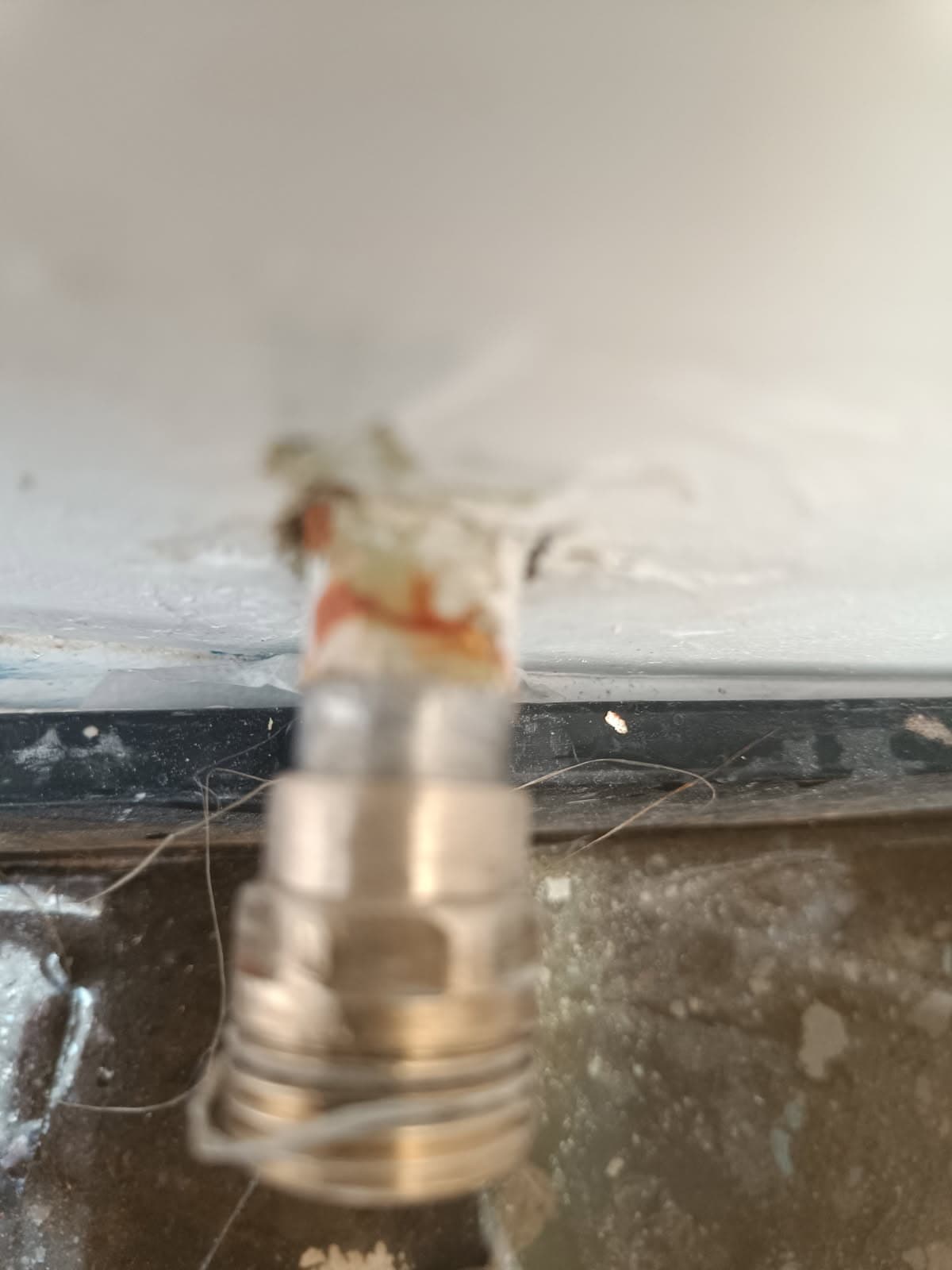 Naprawione połączenie miedziane Połączona rura miedziana po ponownym zalutowaniu i oczyszczeniu