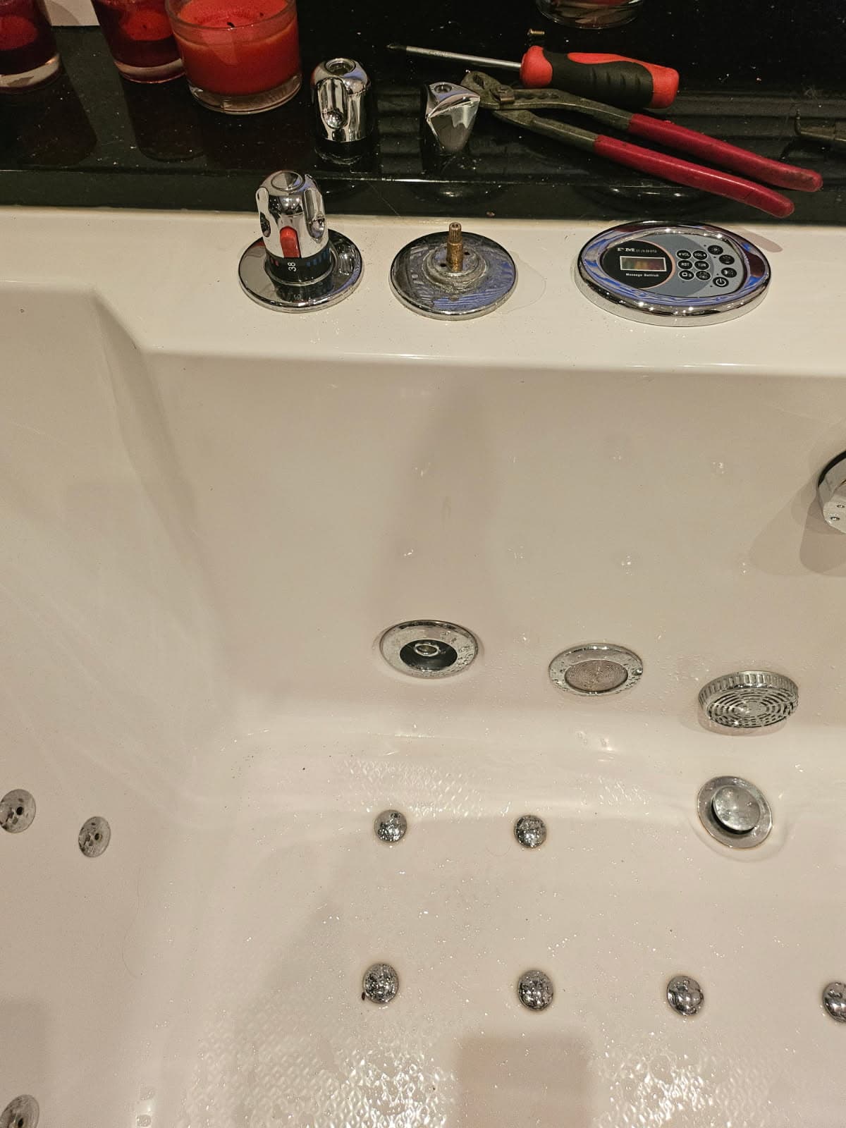 Nowy mechanizm mieszający Zainstalowany nowy mechanizm mieszający przy wannie