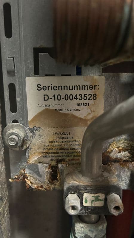 Naklejka seryjna urządzenia Naklejka seryjna z kodem produktu i miejscem produkcji urządzenia