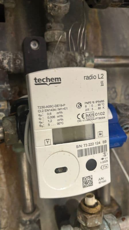 Urządzenie pomiarowe Techem Zbliżenie na urządzenie pomiarowe marki Techem w instalacji