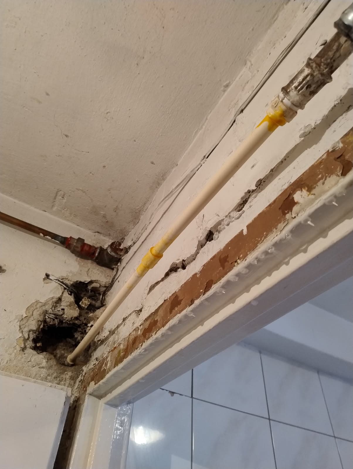 Wycieka przy kolanku Miejsce wycieku przy starym kolanku widoczne nad ramą drzwi łazienki