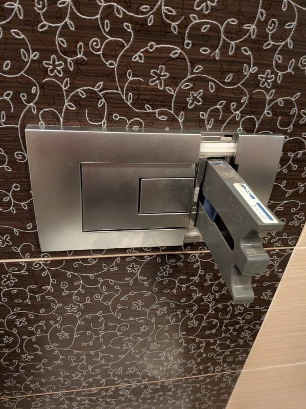 Elementy do wymiany Otwarta obudowa spłuczki z widocznymi elementami mechanicznymi do wymiany