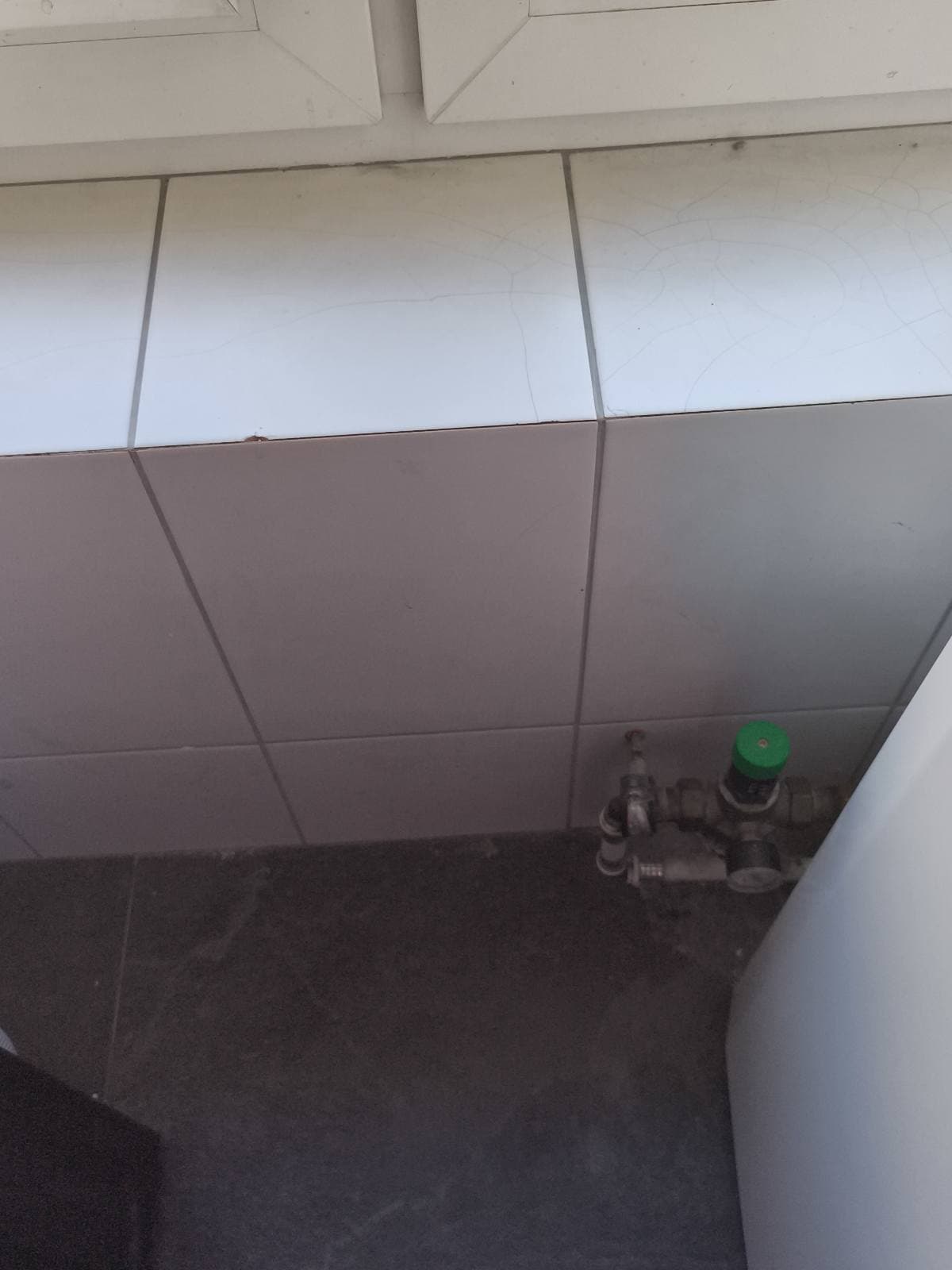 Nowe miejsce dla wodomierza Widok przygotowanego miejsca na nową lokalizację wodomierza obok okna