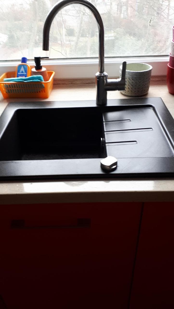 Nowy czarny zlew Kernał Nowy czarny zlewozmywak Kernał zamontowany w kuchennym blacie