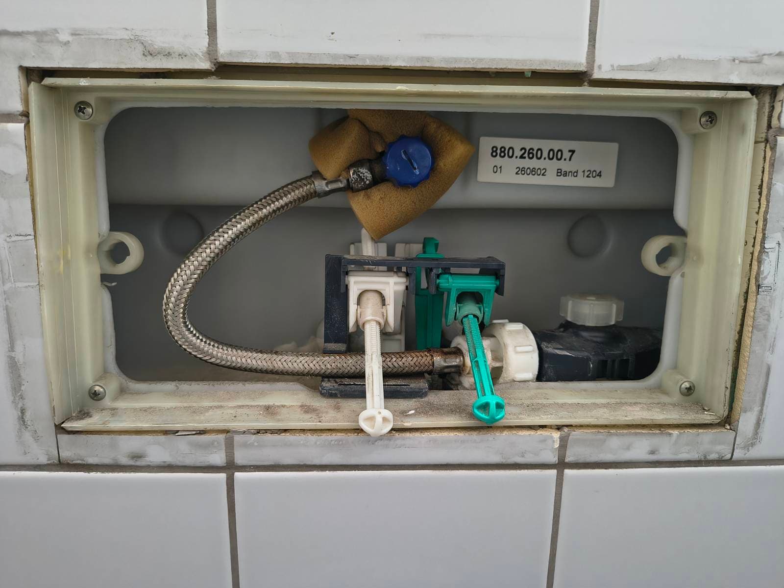 Stary mechanizm spłuczki Zdemontowany stary mechanizm spłuczki z widocznymi elementami instalacyjnymi