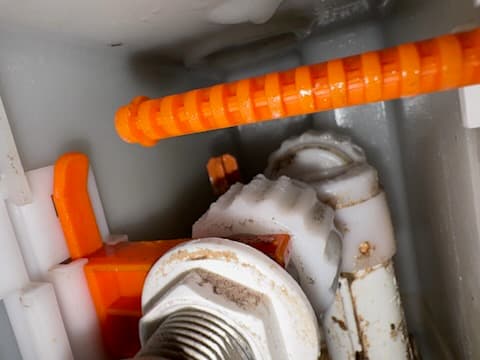 Detail mechanizmu Geberit Detail mechanizmu zakamienionej spłuczki podtynkowej Geberit