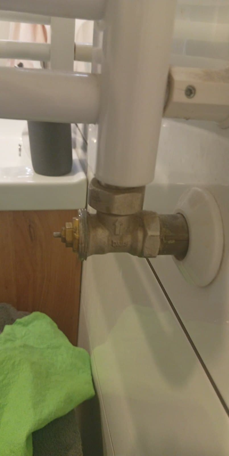 Nowy zawór po instalacji Nowy zawór termostatyczny po zamontowaniu przy grzejniku łazienkowym.