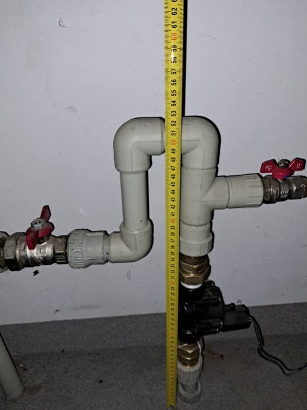Podłączenie podlicznika Instalacja wodna z widocznym podłączeniem podlicznika ogrodowego