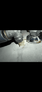 Nowe rury i złączki Zamontowane nowe rury i złączki w systemie grzewczym po naprawie