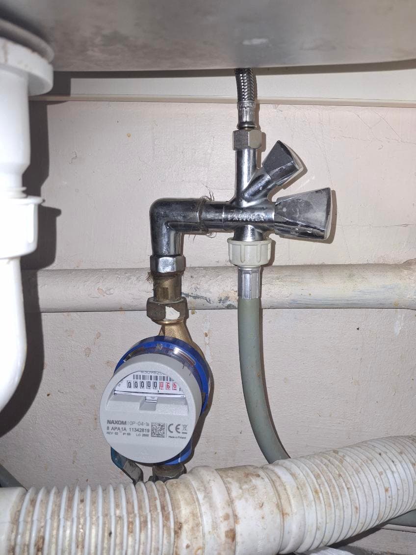 Podłączenia hydrauliczne Podłączenia hydrauliczne pod zlewem kuchennym po wymianie