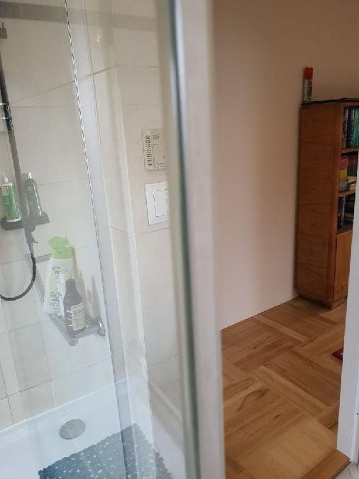 Kabinowa z nowymi uszczelkami Widok ogólny na kabinę prysznicową z nowymi uszczelkami