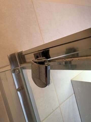 Górny mechanizm drzwiowy Górna część mechanizmu drzwiowego kabiny po wymianie elementów
