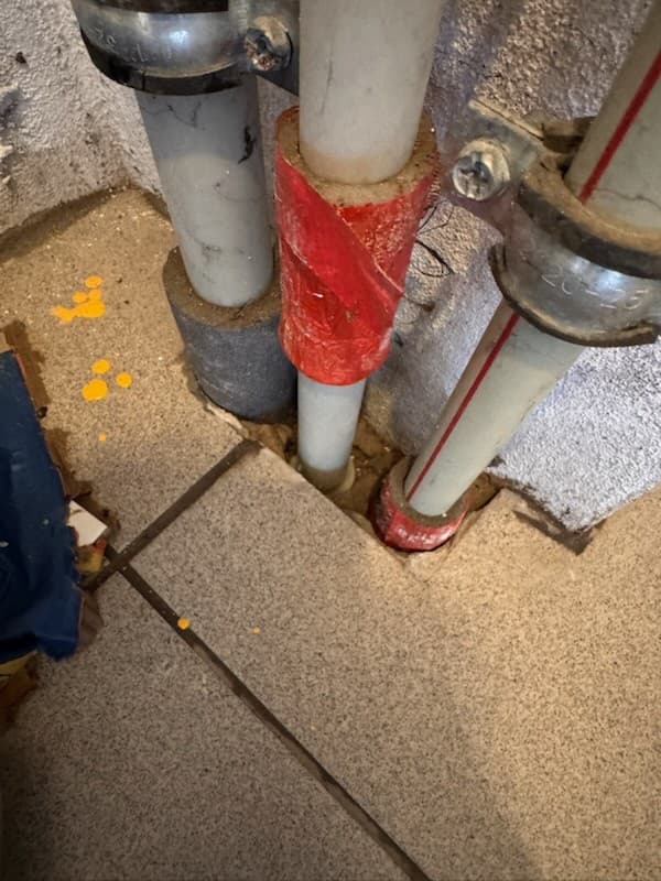 Połączenie rur przed naprawą Zbliżenie na połączenie rur przy piecu w kotłowni